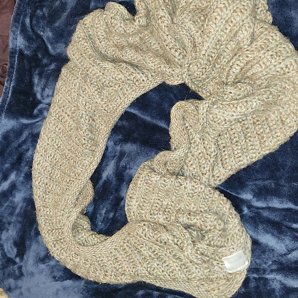 Women's Scarves - Picture 8 of 16